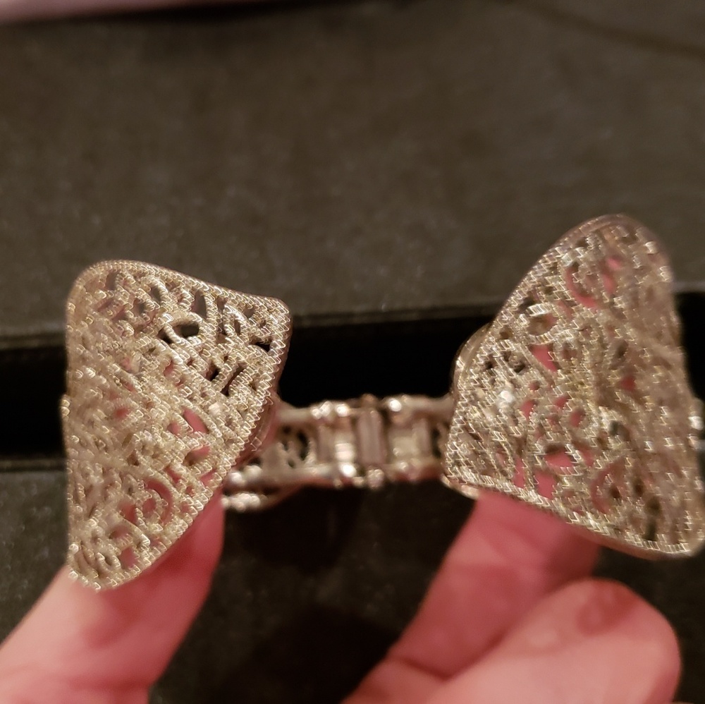 Silver leaf pattern chunky cuff bracelet - Picture 3 of 3